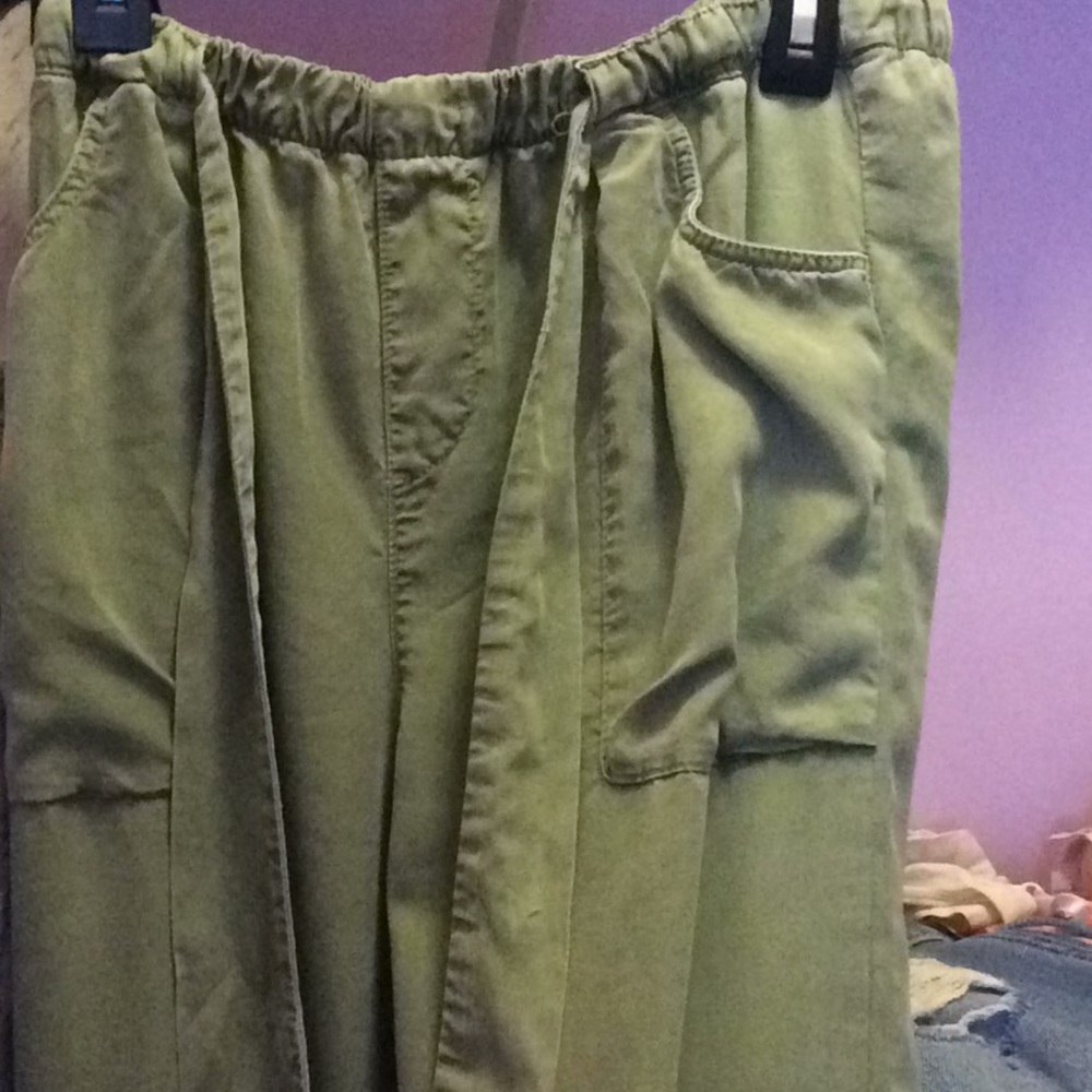 I'm selling these nice Zara green joggers.